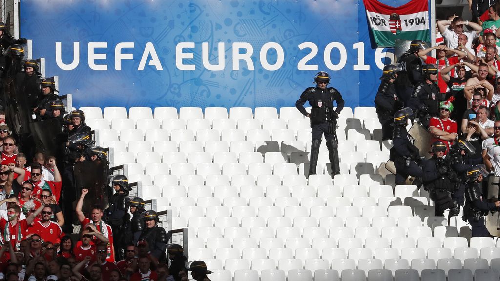 Los 'hooligans' se enfrentaron con la seguridad del estadio y la Policía francesa
