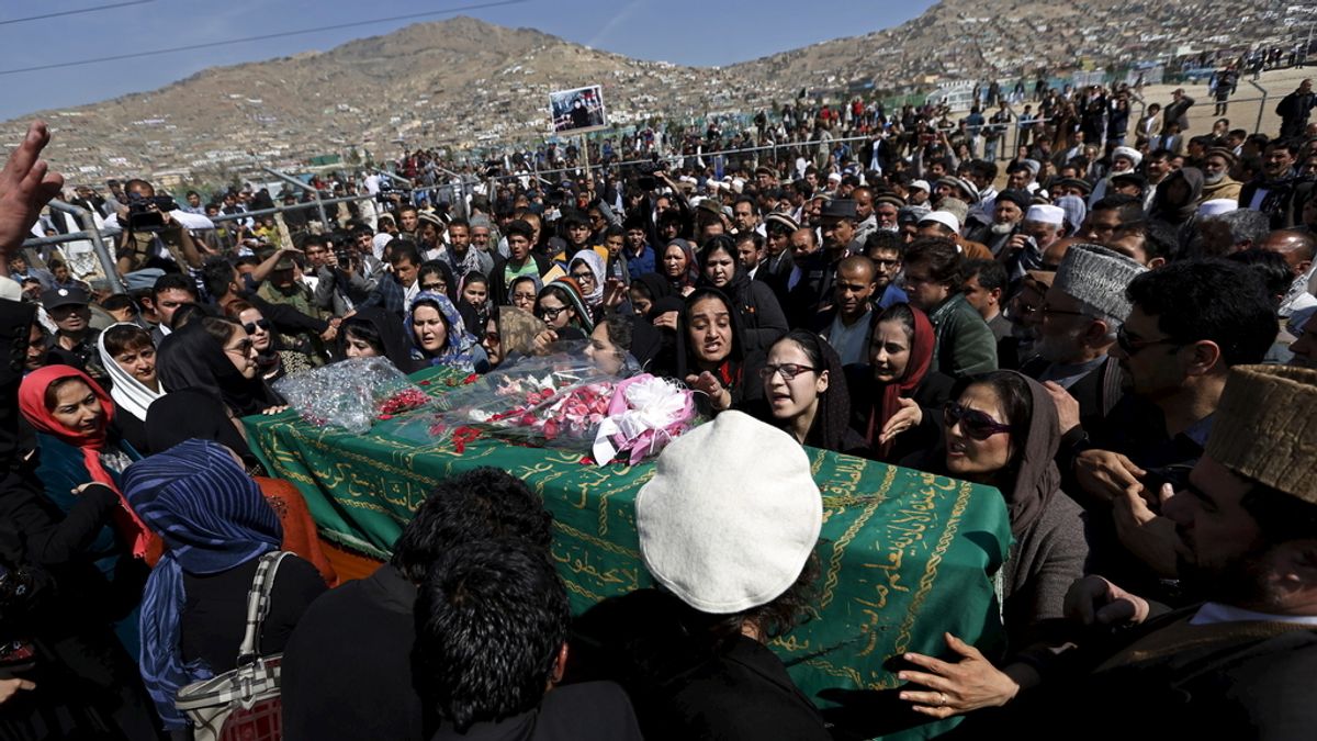 Las afganas desafían la tradición para enterrar a la mujer linchada