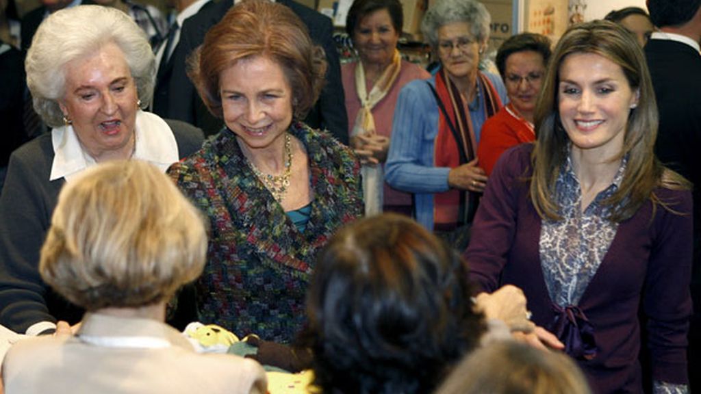 La Reina y la Princesa en el rastrillo de Nuevo Futuro