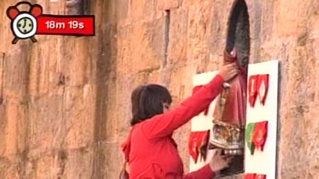 Una joven coloca la figura de San Fermín