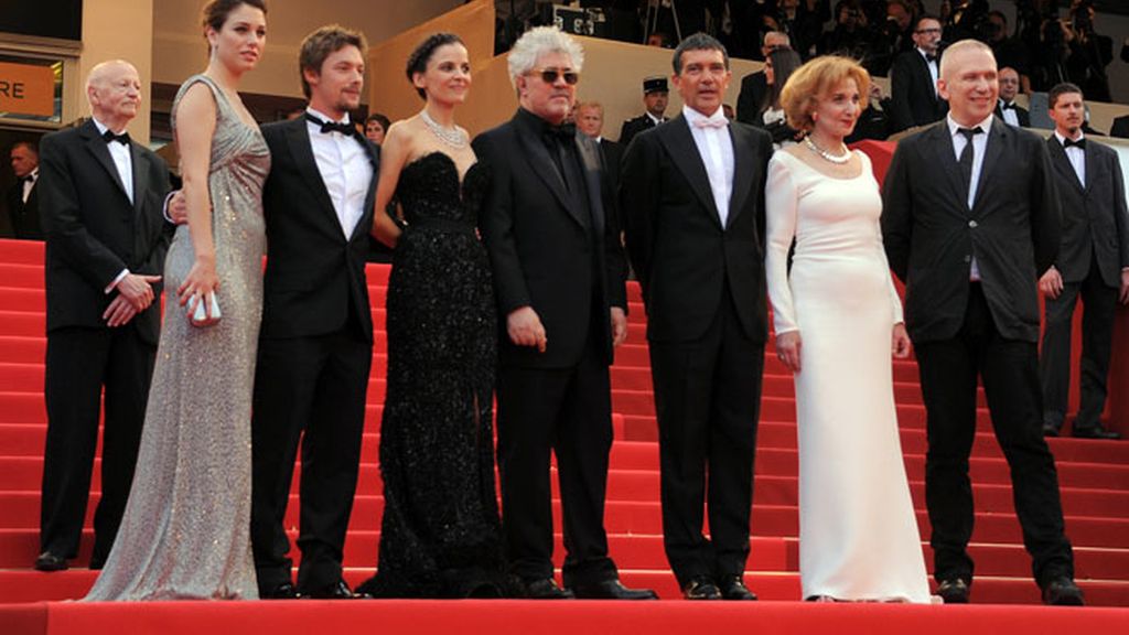 Modelitos y modelazos en la alfombra roja de Almodóvar en Cannes