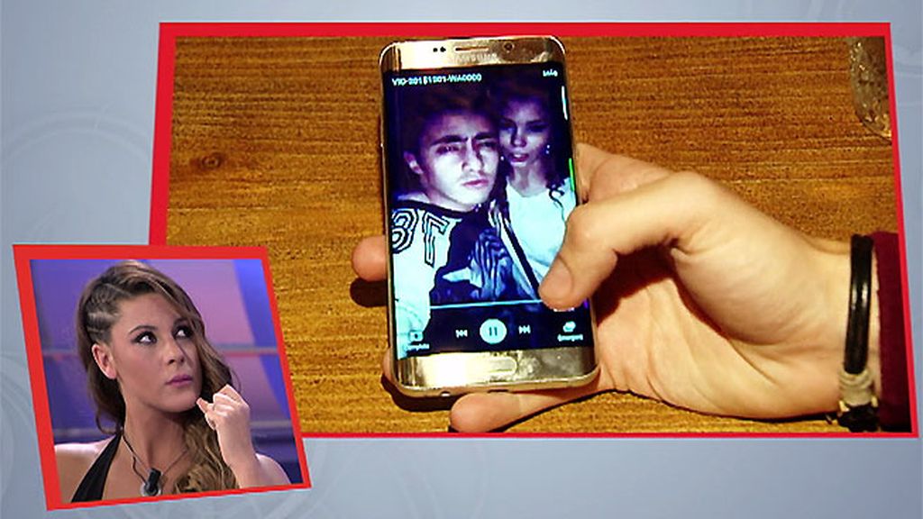 Julen le enseña a Margareth el video del delito
