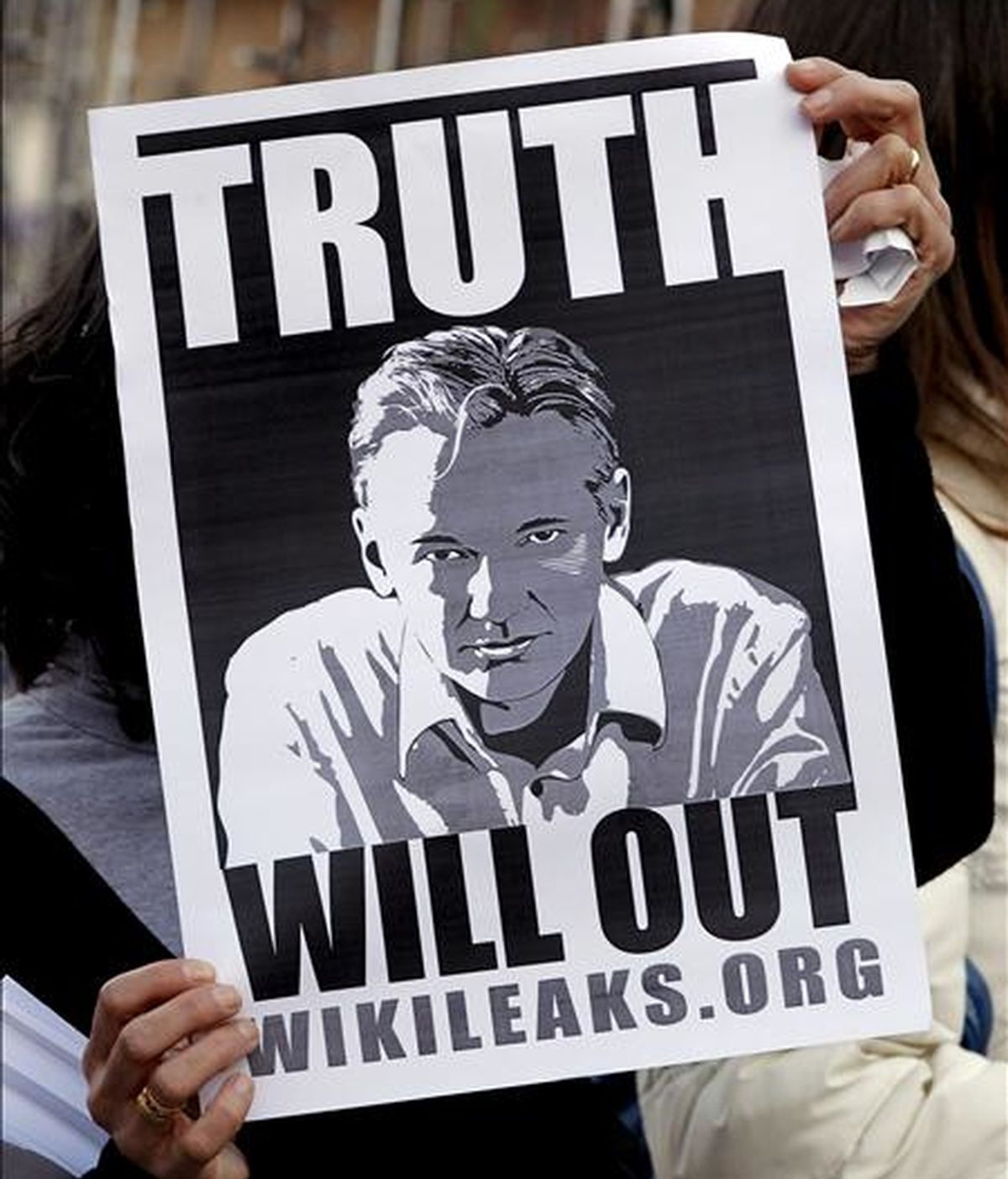 Concentración convocada por la web freewikileaks en defensa de la liberta en Internet y del fundador de la web Wikileaks, Julian Assange, que ha tenido lugar hoy en la Plaza del Ayuntamiento de Valencia. EFE