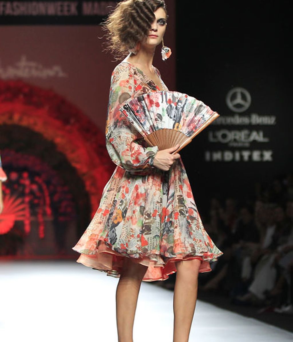 Una pasarela llena de flores y color