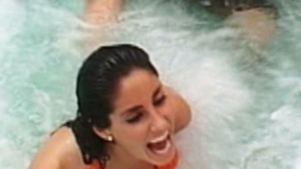 Arturo pellizca a Carol en el jacuzzi
