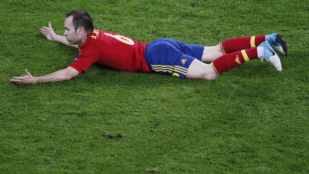 Andrés Iniesta se queja de una falta