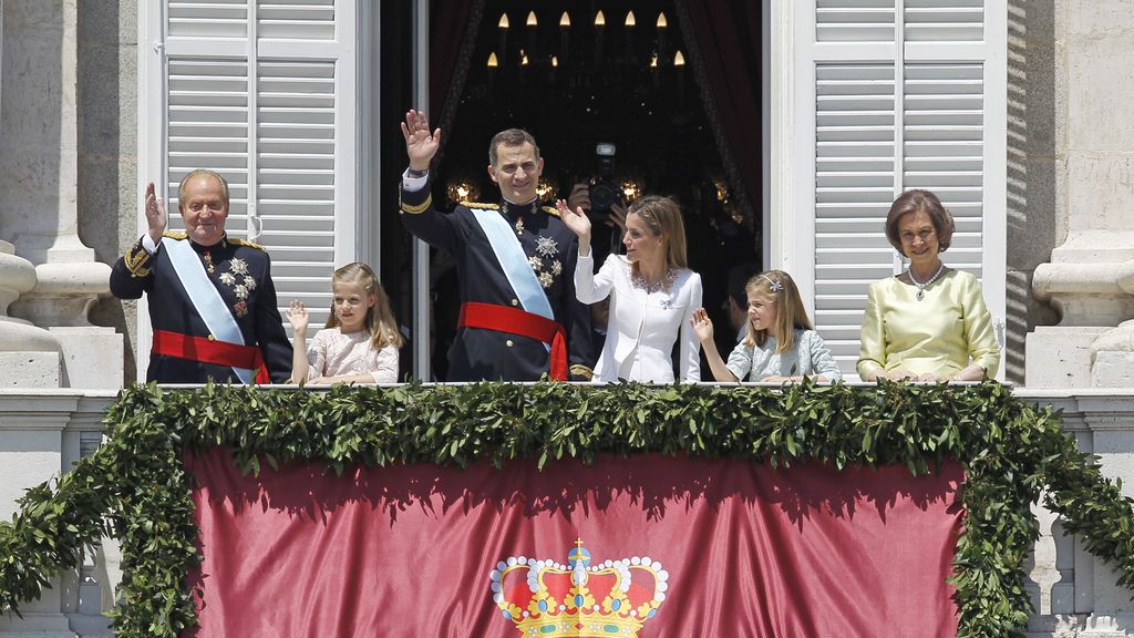 La Familia Real al completo saluda desde el balcón del Palacio Real