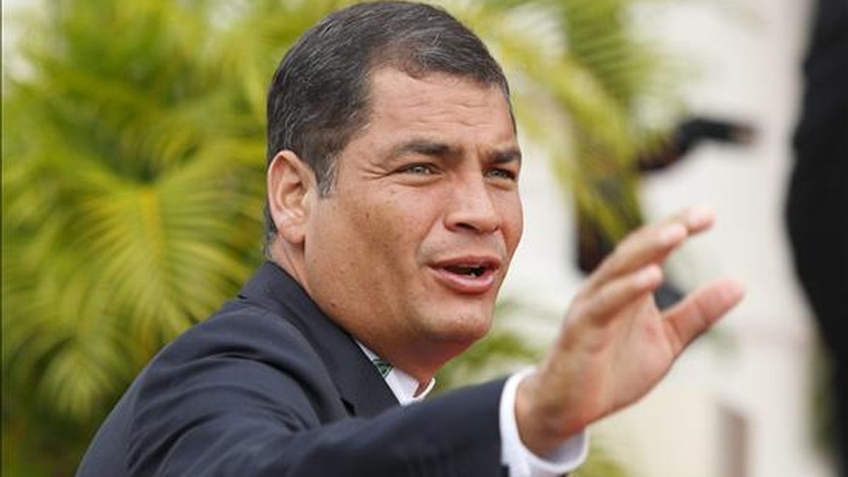 El presidente de Ecuador, Rafael Correa, saluda a la prensa a su llegada hoy a la residencia del primer ministro de Trinidad y Tobago, Patrick Manning, donde tuvo lugar la ceremonia de clausura de la V Cumbre de las Americas. EFE