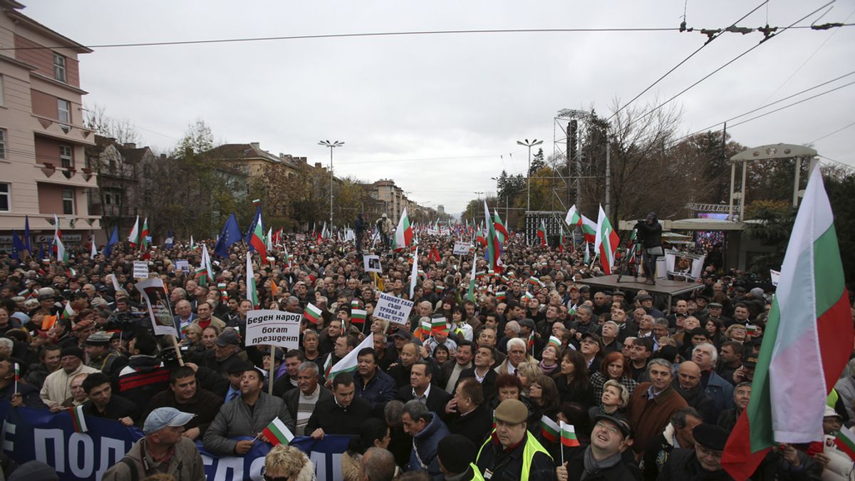 Miles de manifestantes búlgaros protestan para la dimisión del Gobierno