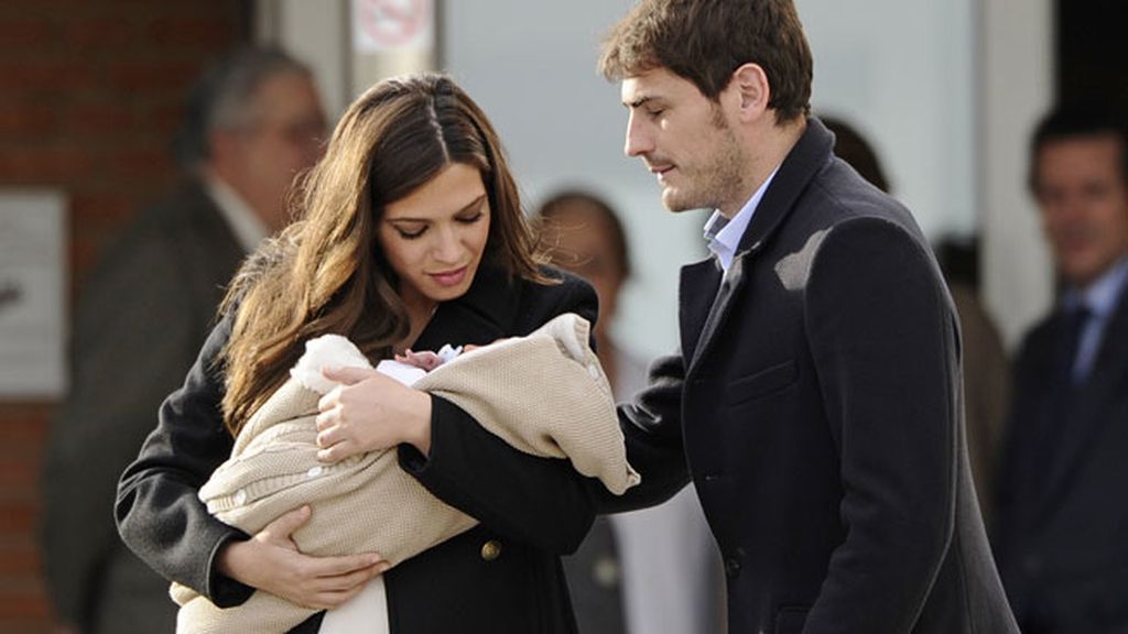 El pequeño iba envuelto en una toquilla beige