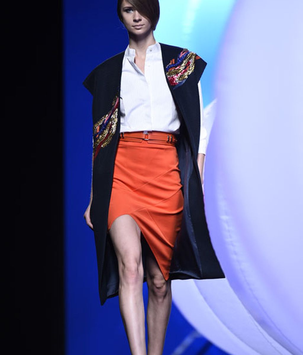 Bordados y drapeados rompen la geometría