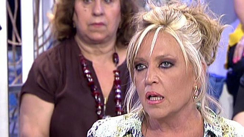 Tras elegir vestidos, la colaboradora de 'Sálvame' prueba peinados