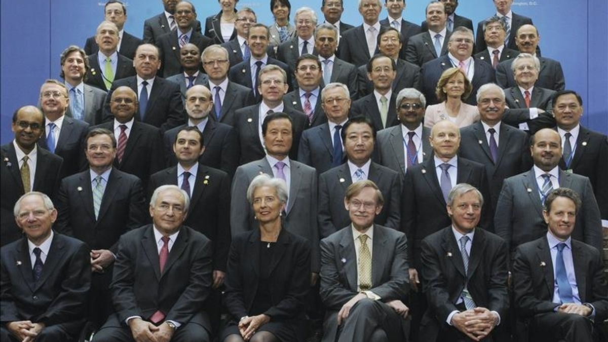 Foto de familia de la reunión de ministros de Economía y Hacienda y de gobernadores de los bancos centrales de los países del G20 en la sede del Fondo Monetario Internacional (FMI) en Washington DC, Estados Unidos. EFE