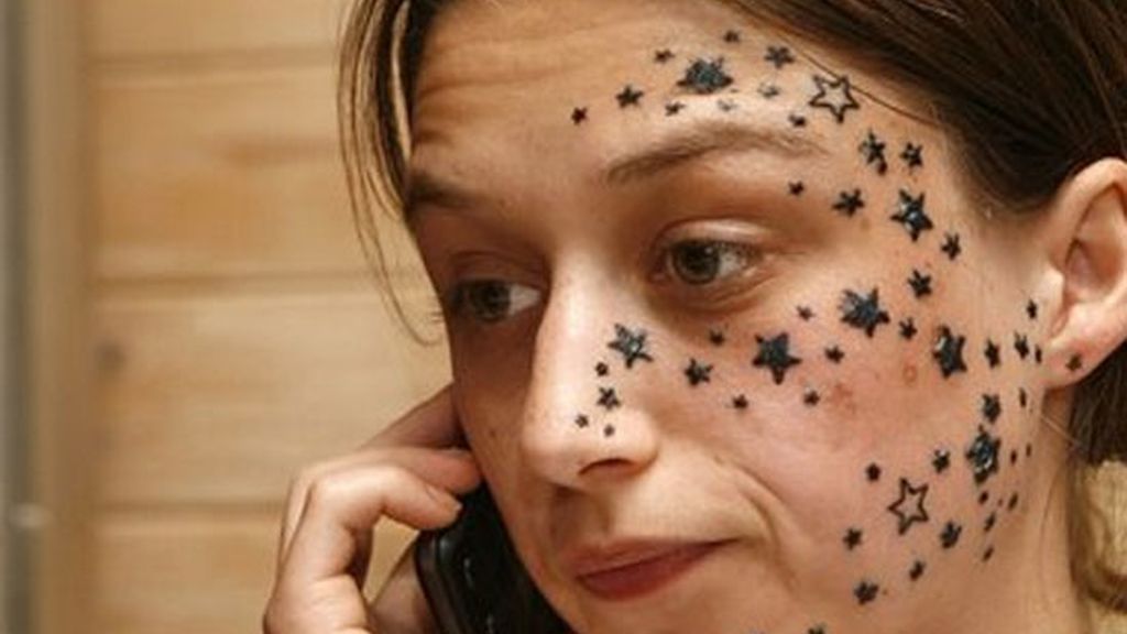 Se tatuó 56 estrellas en la cara