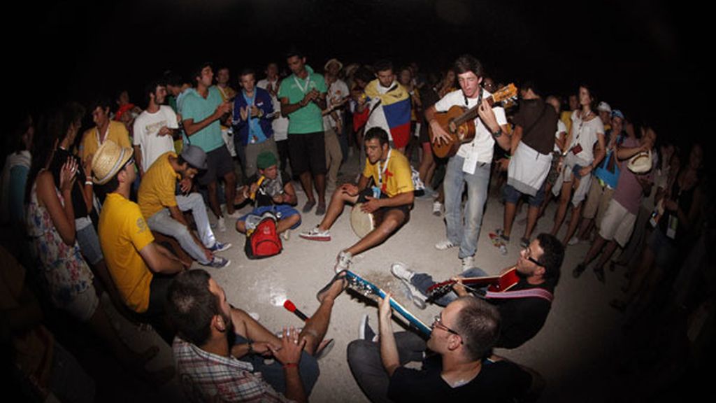 Los peregrinos esperan ansiosos por la noche la llegada del Papa