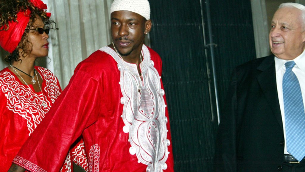 Con su marido Bobby Brown, y el primer ministro Ariel Sharon en Israel en 2003