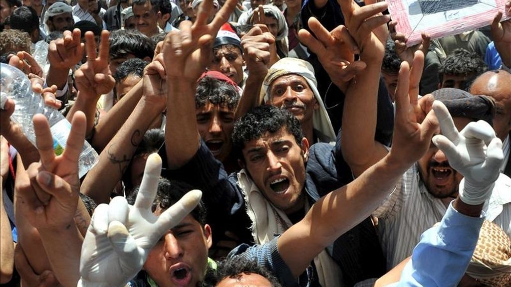 Manifestantes gritan lemas durante una protesta contra el régimen del presidente Ali Abdalá Saleh convocada en Sana,Yemen. EFE/Archivo
