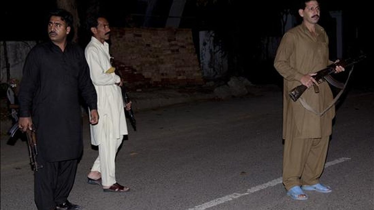 Agentes de seguridad hacen guardia tras el atentado suicida perpetrado hoy en Islamabad, en el que fallecieron seis personas. EFE