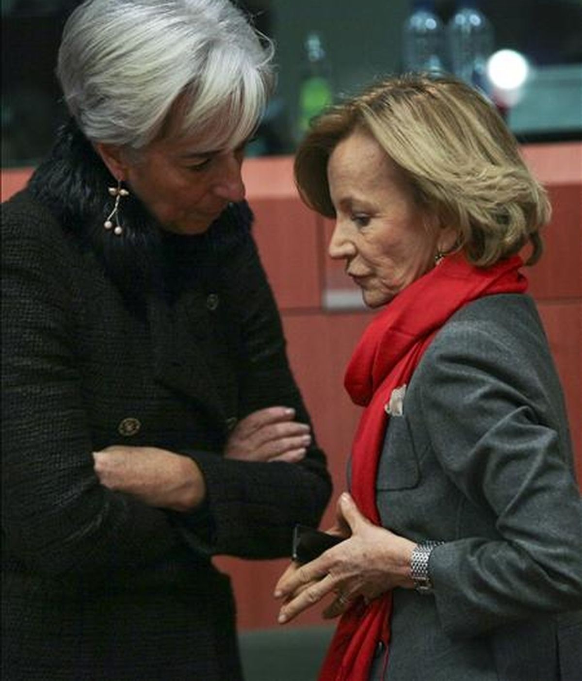La ministra de Economía y Hacienda española, Elena Salgado (d), y la ministra francesa de Finanzas Christine Lagarde, antes del comienzo de la reunión de ministros de Economía y Finanzas hoy en la sede del Consejo Europeo en Bruselas. EFE