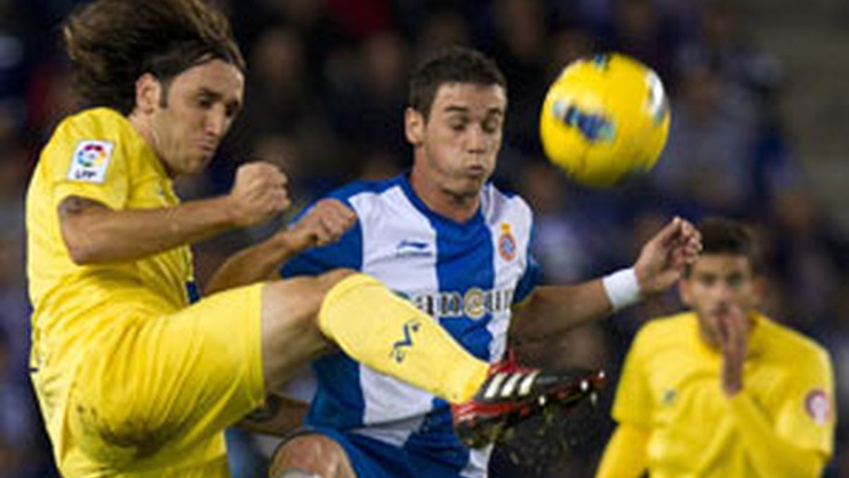 El defensa Gonzalo Rodríguez lucha la pelota aérea con el delantero del Espanyol, Álvaro Vázquez FOTO: EFE