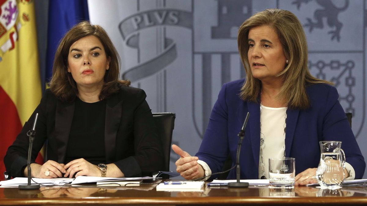 La vicepresidenta del Gobierno, Soraya Sáenz de Santamaría, y la ministra de Empleo, Fátima Báñez