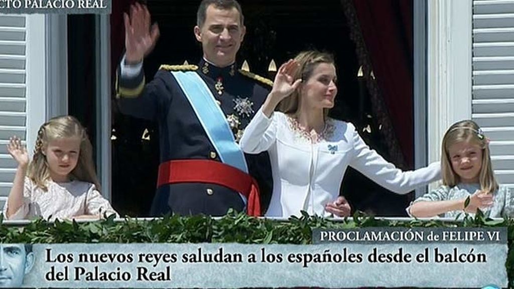 Infantas saludando desde el balcón