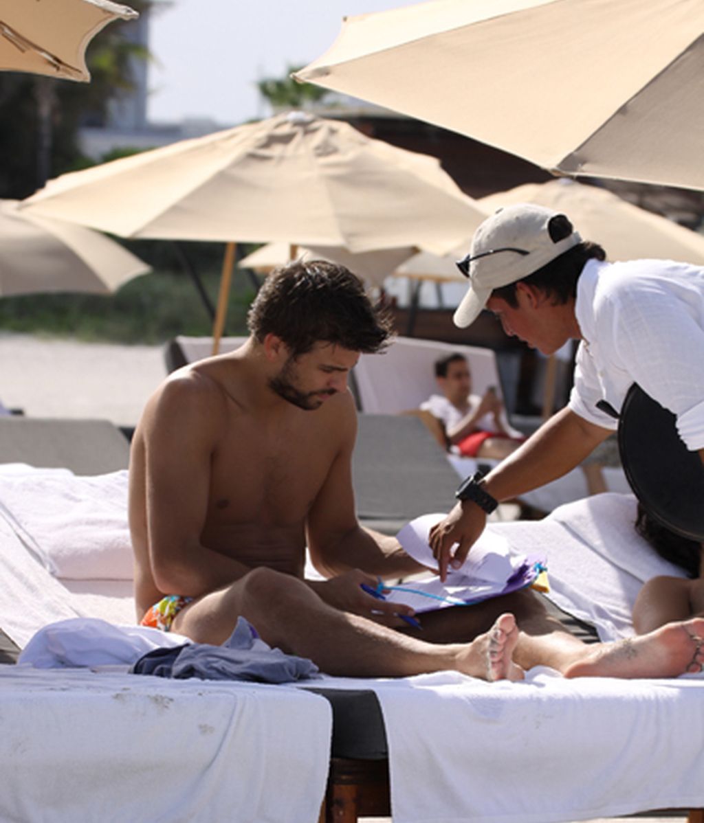 Piqué se divierte en la playa sin Shakira