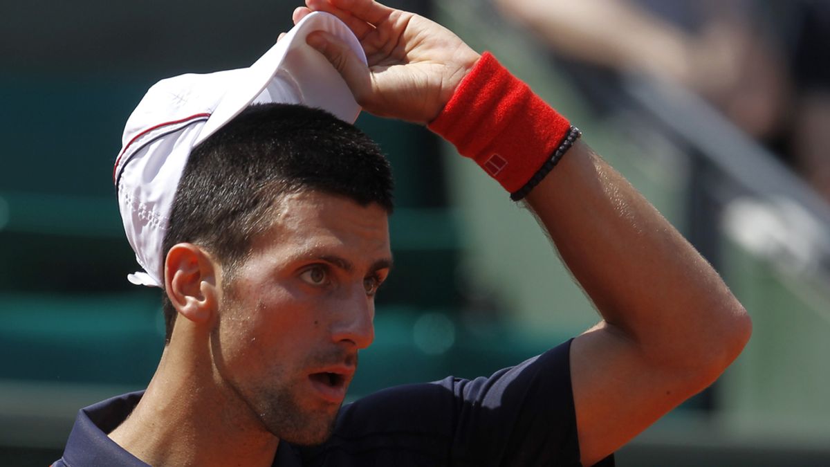 Djokovic gesticula durante un partido de Roland-Garros.