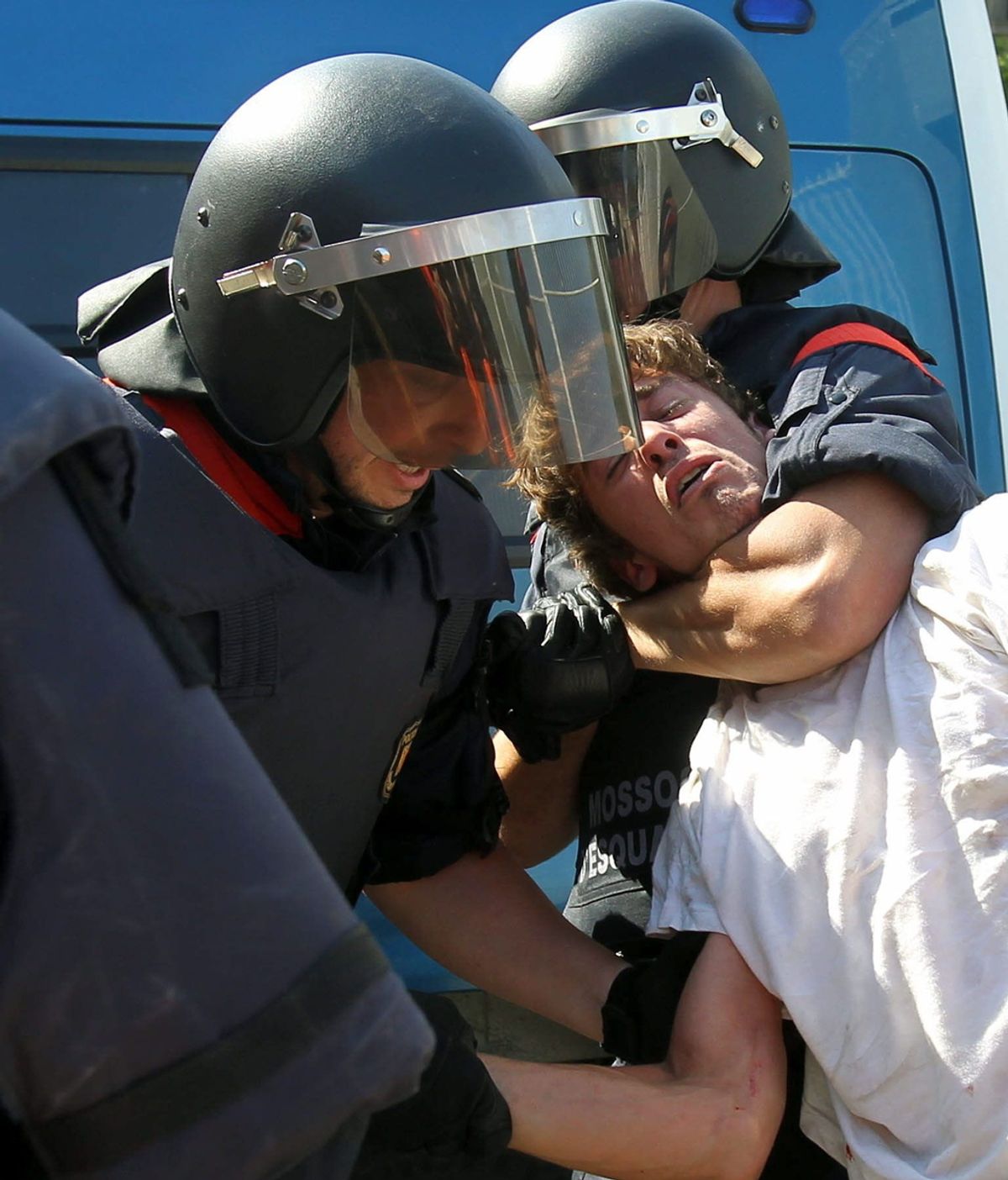 Los Mossos detienen a un indignado en la Plaza Catalunya