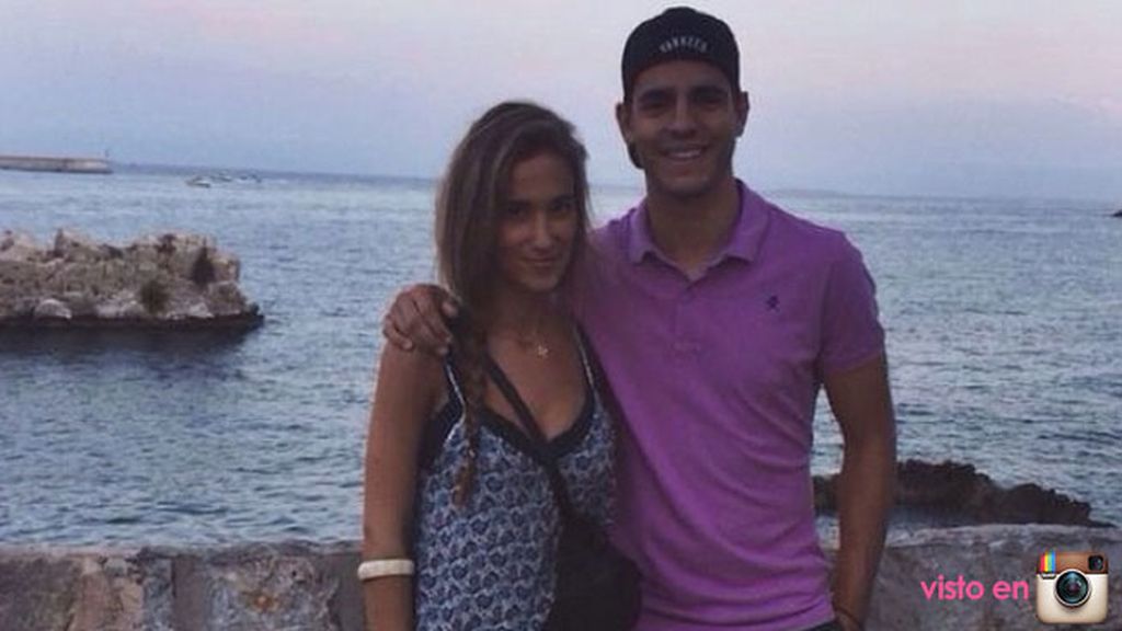 Álvaro Morata posa junto a su novia, María Pombo