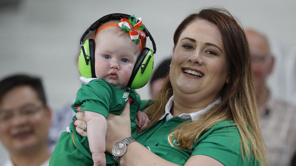 Cascos para que los oídos de los más pequeños no sufran en las gradas (23/06/2016)