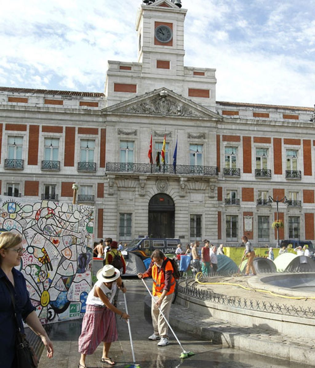 Los acampados en Sol se van de la plaza madrileña.