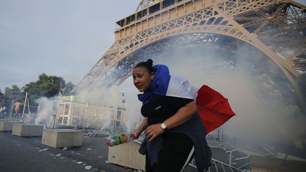 La policía usa gases lacrimógenos en los distubrios de la 'fan zone' de la Torre Eiffel