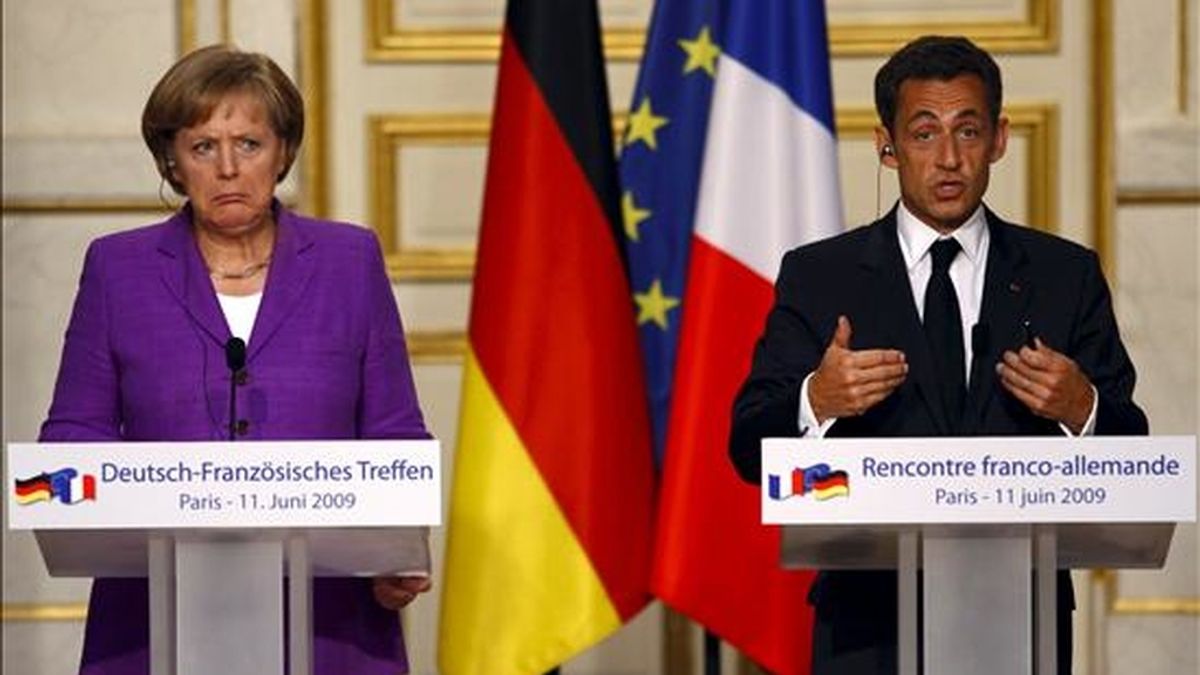 El presidente francés, Nicolás Sarkozy (d), y la canciller alemana, Ángela Merkel, hablan durante una rueda de prensa mantenida al término de su reunión en el Palacio del Elíseo en París (Francia). EFE