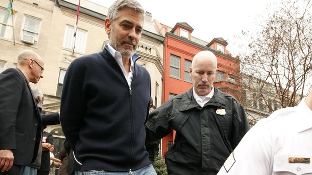 Por manifestarse ante la embajada de Sudán