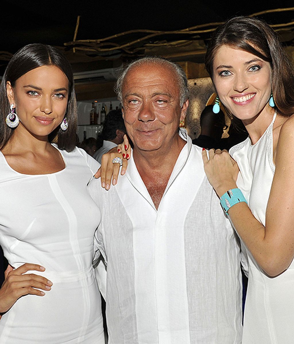 La modelo deslumbra con un vestido blanco de mangas abiertas
