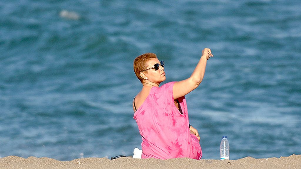 Terelu se relaja en las playas de Marbella