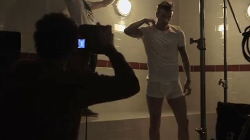 David Beckham posa para H&M en un vestuario