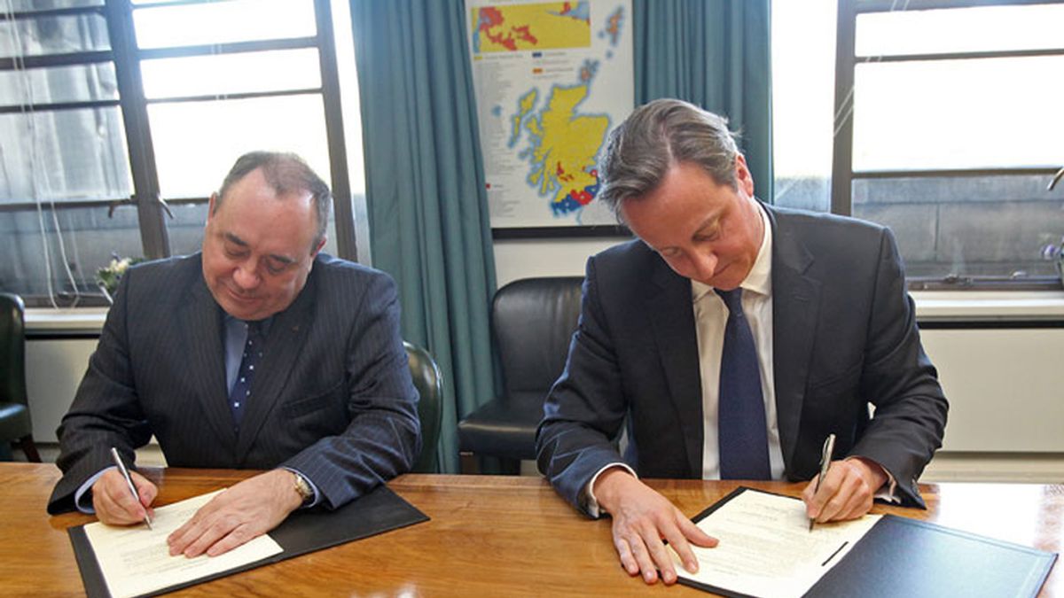 El primer ministro británico, David Cameron, y el ministro principal escocés, Alex Salmond, firman el acuerdo para la celebración, en 2014, del referéndum sobre la independencia de Escocia
