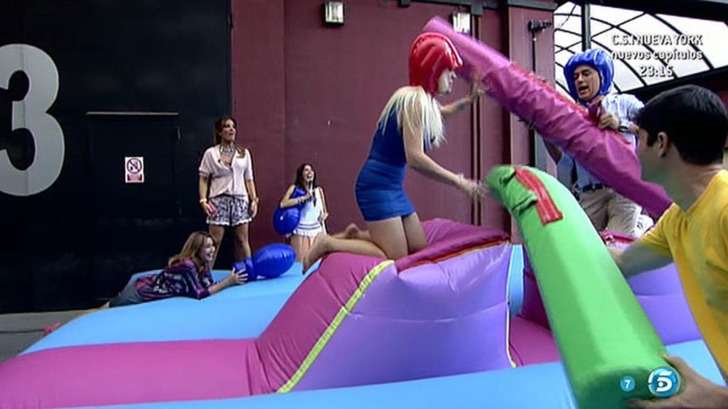 Loli Álvarez y Kiko Hernández 'luchan' cuerpo a cuerpo