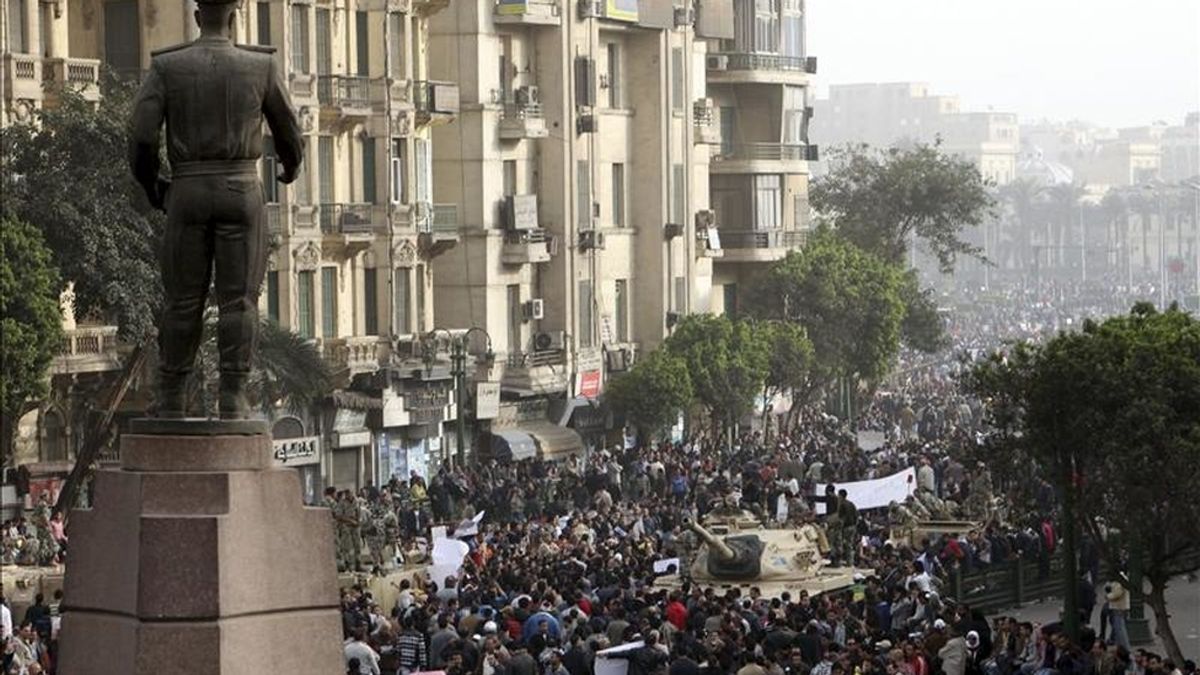 El ejército egipcio controla a los miles de egipcios que se manifiestan en El Cairo, hoy frente a la estatua del general Abdel Moneim Ryad. El centro de la ciudad, donde se congregan decenas de miles de manifestantes, está controlado exclusivamente por las tropas del Ejército, mientras que la policía vigila sólo algunos puntos determinados. EFE