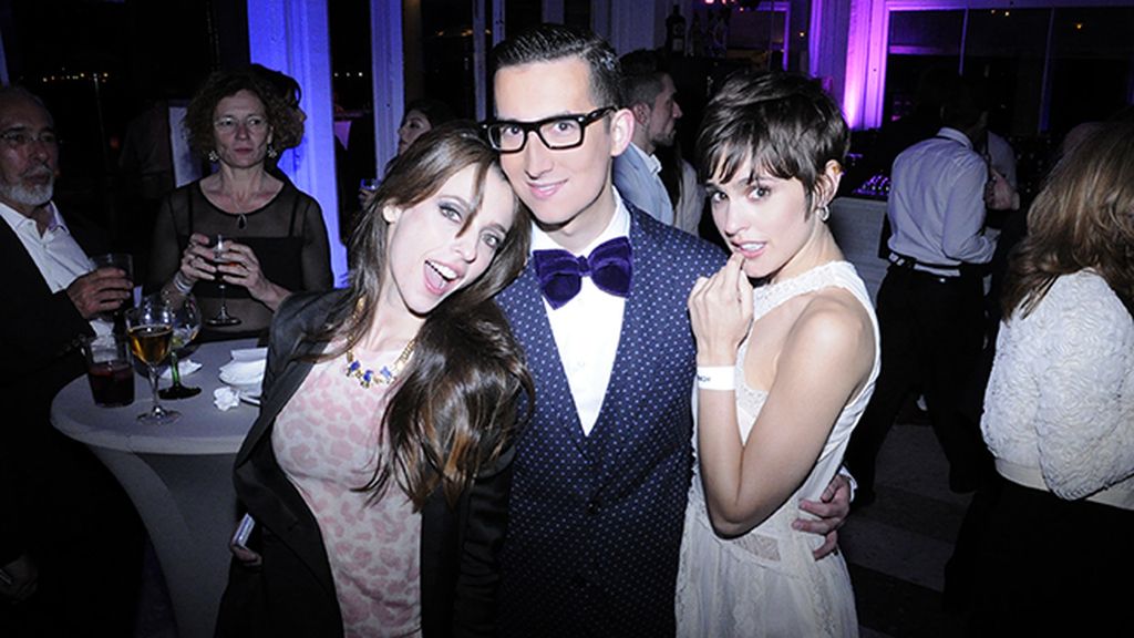 Muy bien acompañado por Leticia Dolera y Verónica Echegui