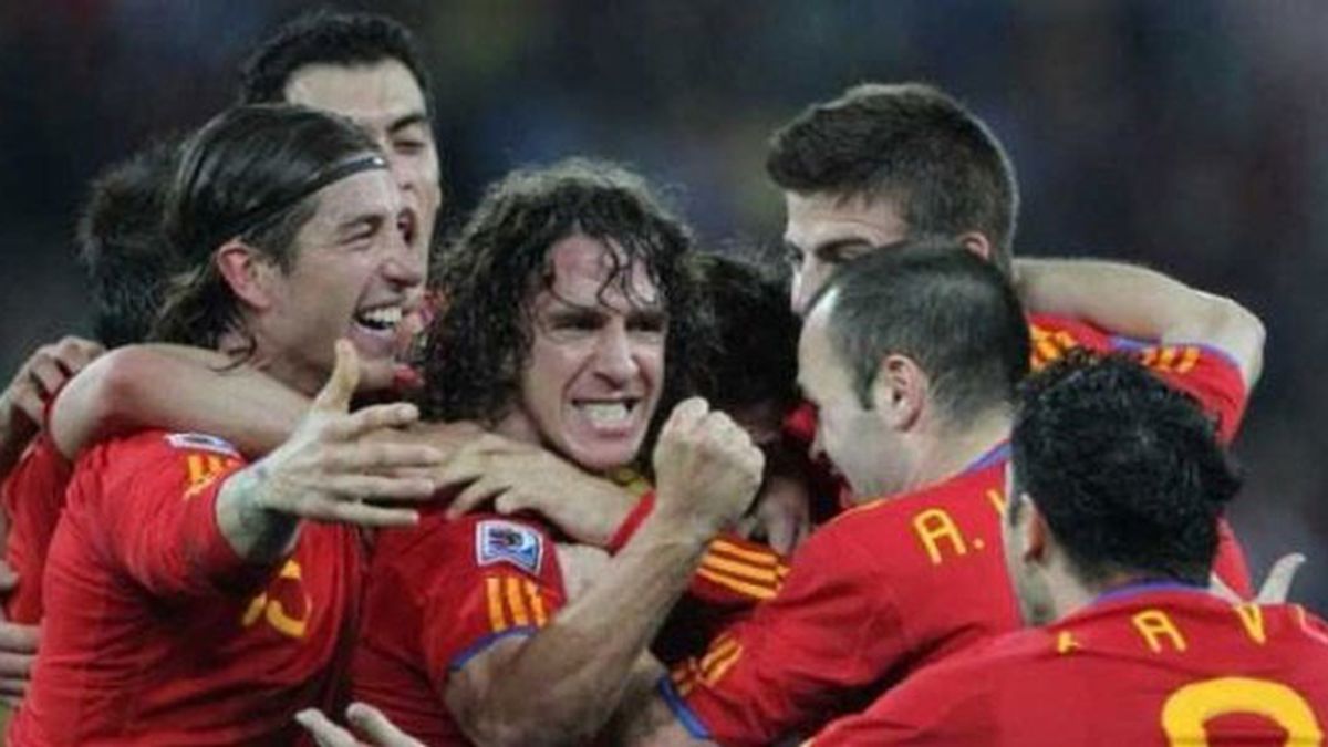 Los jugadores de la selección española celebran un tanto de Puyol