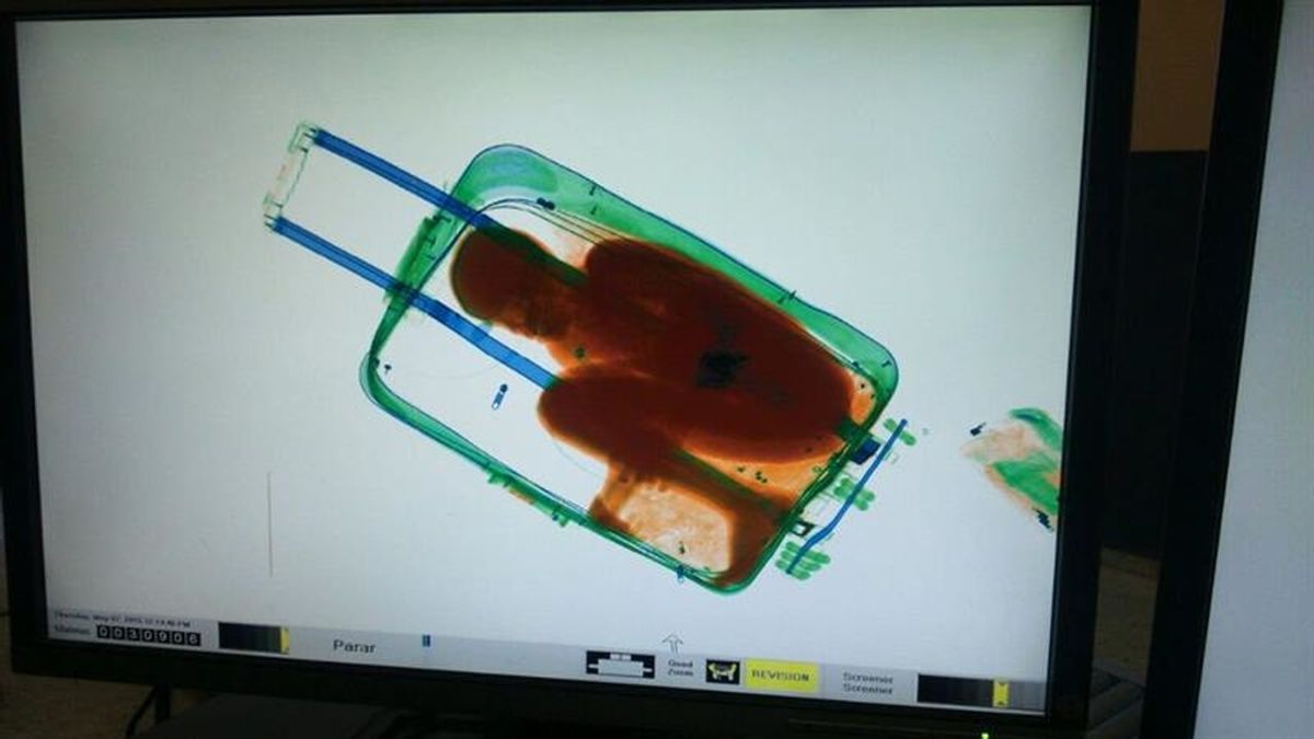 Detectan a un niño dentro de una maleta en el paso de Ceuta