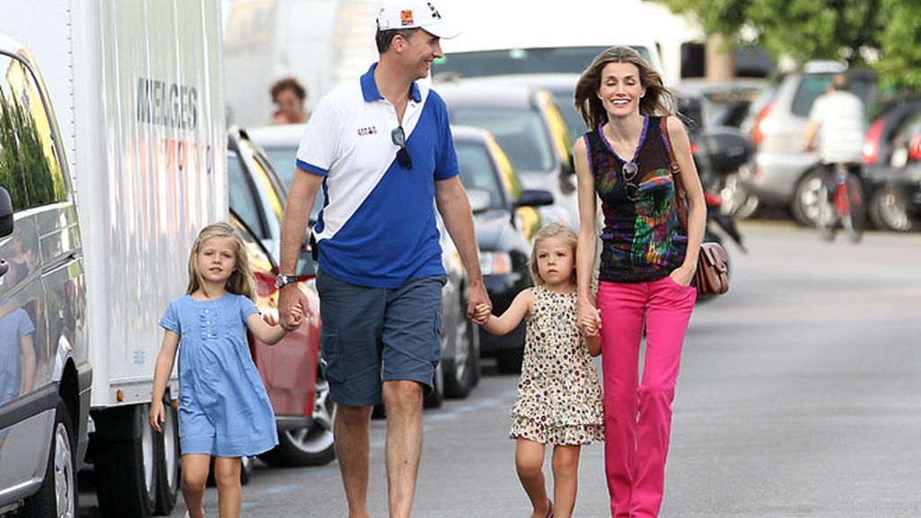 Letizia se atreve con el rosa fucsia para una noche rockera