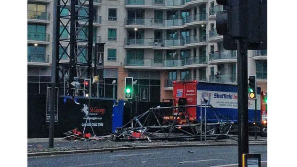 Dos muertos y once heridos al estrellarse un helicóptero en Londres