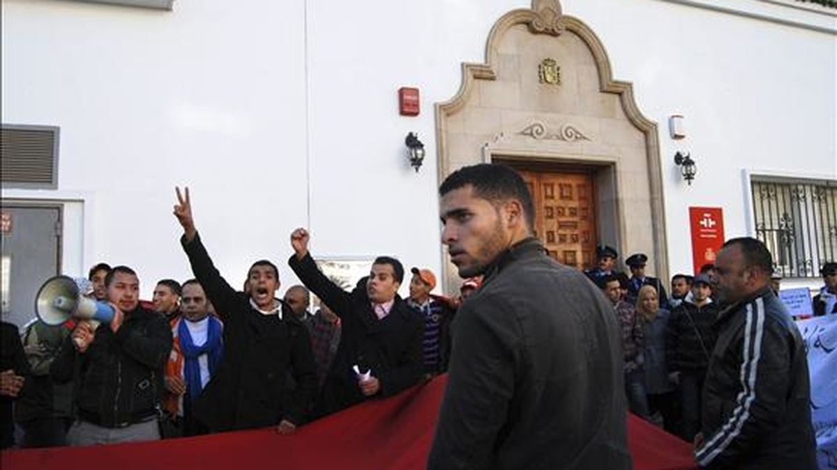 Alrededor de un centenar de personas, ante la sede del Instituto Cervantes en Rabat para reivindicar la "marroquinidad" de Ceuta y Melilla, así como del Sahara Occidental, en una protesta que se restringió a la capital de Marruecos pese a que en principio les iba a llevar hasta Ceuta. EFE