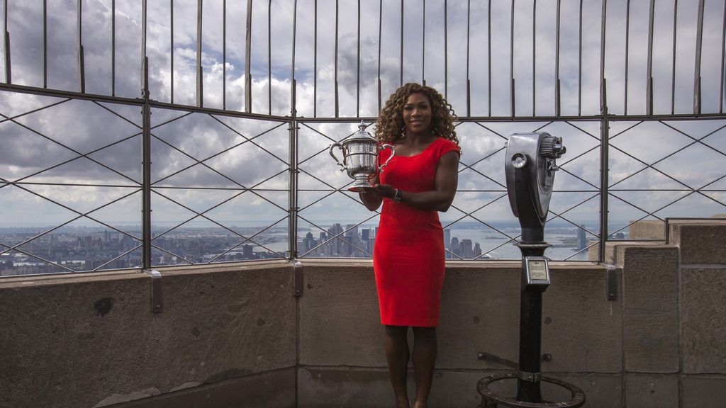 Serena Williams con el trofeo del U. S Open en el Empire State