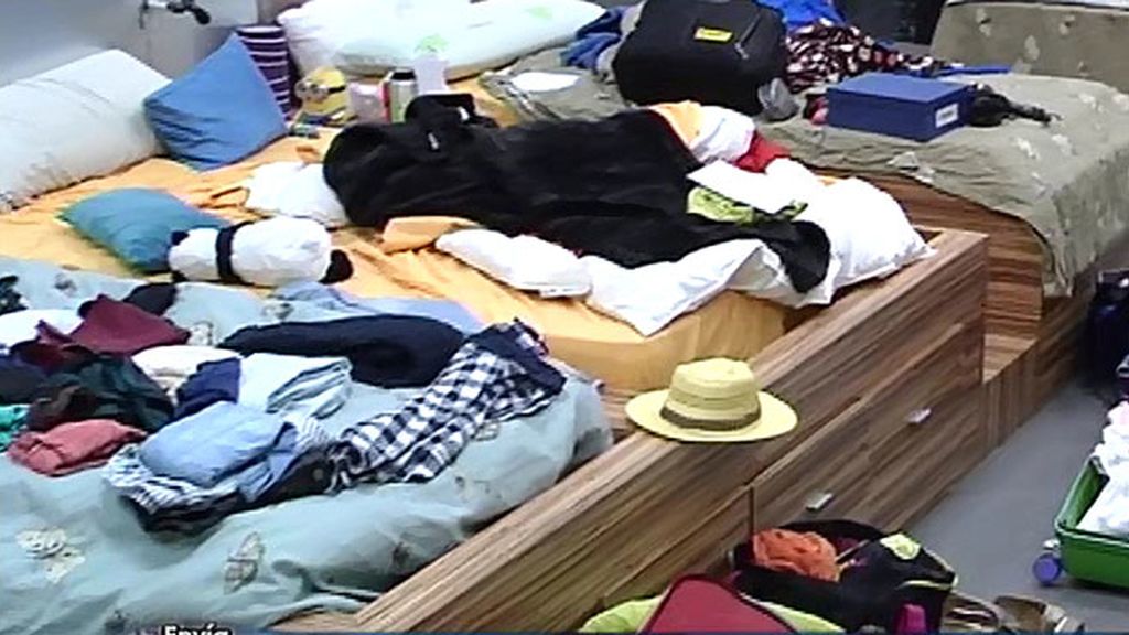 A pocas horas de la final, los cuatro concursantes intenta cerrar sus maletas