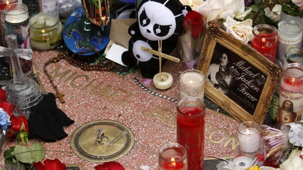 Velas, flores y fotos